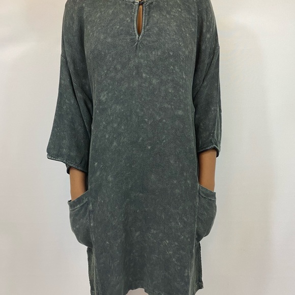 **BRAND NEW** Women’s oversized dress - Picture 4 of 9